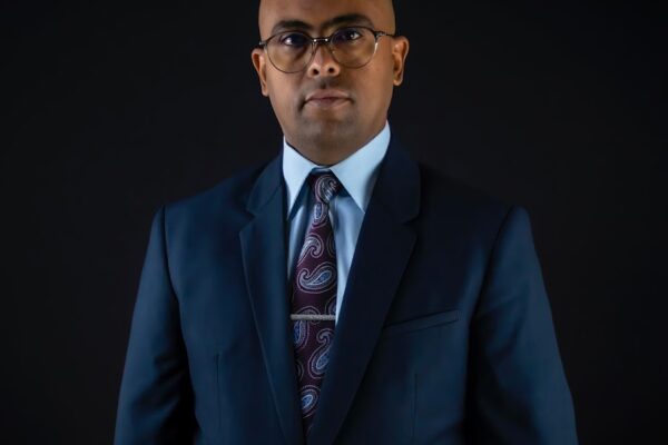 المحامي مولاي المهدي اليوسفي يقدم استشارة قانونية لامرأة حول حقوقها في الطلاق في مراكش